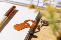 přívěšek na klíče s otvírákem na láhve oranžová s potiskem loga - foto 4