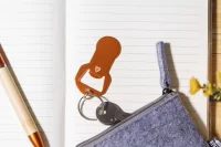 přívěšek na klíče s otvírákem na láhve oranžová s potiskem loga - foto 5