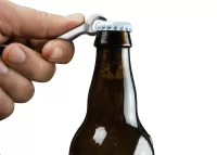 přívěšek na klíče s otvírákem na láhve stříbrná s potiskem loga - foto 3