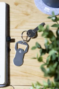 přívěšek na klíče s otvírákem na láhve stříbrná s potiskem loga - foto 4