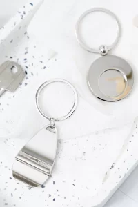 přívěšek na klíče s otvírákem na láhve stříbrná s potiskem loga - foto 5