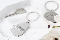 přívěšek na klíče s otvírákem na láhve stříbrná s potiskem loga - foto 6