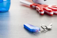 přívěšek na klíče s píšťalkou modrá s potiskem loga - foto 3