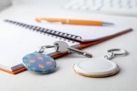 přívěšek na klíče s plackou bílá s potiskem loga - foto 6