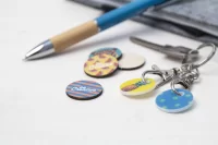 přívěšek na klíče se žetonem do vozíku bílá s potiskem loga - foto 5