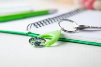 přívěšek na klíče se žetonem zelená s potiskem loga - foto 4