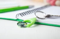 přívěšek na klíče se žetonem zelená s potiskem loga - foto 8