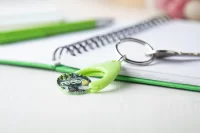 přívěšek na klíče se žetonem zelená s potiskem loga - foto 9