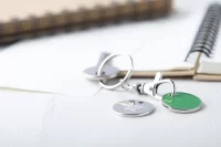 přívěšek na klíče se žetonem zelená s potiskem loga - foto 3