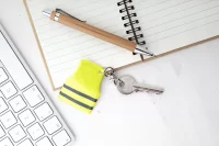 přívěšek na klíče ve tvaru reflexní vesty žlutá s potiskem loga - foto 4