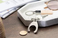 přívěšek na klíče z RPU se žetonem na vozíku přírodní s potiskem loga - foto 5