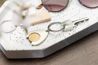 přívěšek na klíče z RPU se žetonem na vozíku přírodní s potiskem loga - foto 6