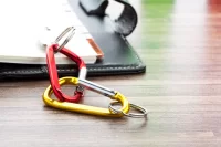 přívěšek na klíče žlutá s potiskem loga - foto 4