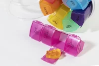 RABS box na pilulky bílá s potiskem loga - foto 3