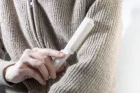 RPP opakovaně použitelný váleček na odstraňování žmolků  bílá s potiskem loga - foto 5