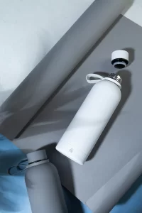 RSS izolovaná láhev bílá s potiskem loga - foto 4