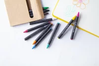 sada 12 voskovek černá s potiskem loga - foto 3