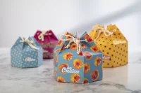 šestihranná dárková krabička bílá s potiskem loga - foto 8