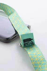 šňůrka s držákem na mobilní telefon RPET na zakázku černá s potiskem loga - foto 5