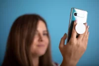 stojánek na mobil bílá s potiskem loga - foto 6