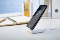 stojánek na mobil s bezdrátovou nabíječkou bílá s potiskem loga - foto 4