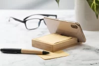 stojánek na mobil s bločkem přírodní s potiskem loga - foto 7