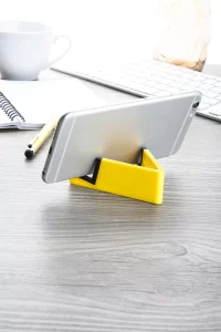 stojánek na mobil žlutá s potiskem loga - foto 3