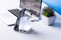 stojánek na pera s USB hubem bílá s potiskem loga - foto 3