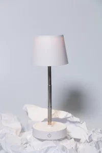 Stolní lampa RABS bílá s potiskem loga - foto 2