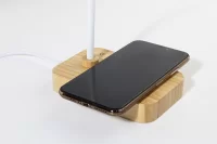 stolní lampa s bezdrátovou nabíječkou přírodní s potiskem loga - foto 7