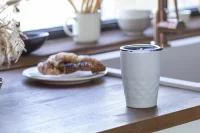 termo hrnek s měděnou izolací bílá s potiskem loga - foto 3