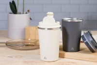 termo hrnek šedá s potiskem loga - foto 7