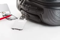 visačka na zavazadla bílá s potiskem loga - foto 2