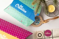 vypouklá krabička bílá s potiskem loga - foto 3