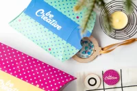 vypouklá krabička bílá s potiskem loga - foto 5