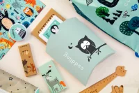 vypouklá krabička bílá s potiskem loga - foto 6