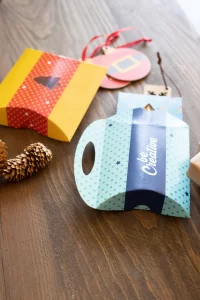 vypouklá krabička bílá s potiskem loga - foto 6