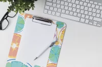 zakázková výroba podložek A4 s klipem bílá s potiskem loga - foto 9