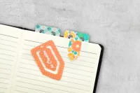 záložka bílá s potiskem loga - foto 8