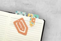 záložka bílá s potiskem loga - foto 9