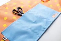 zástěra pro číšníky z RPET na zakázku bílá s potiskem loga - foto 6