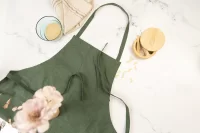 zástěra z recyklované bavlny zelená s potiskem loga - foto 5