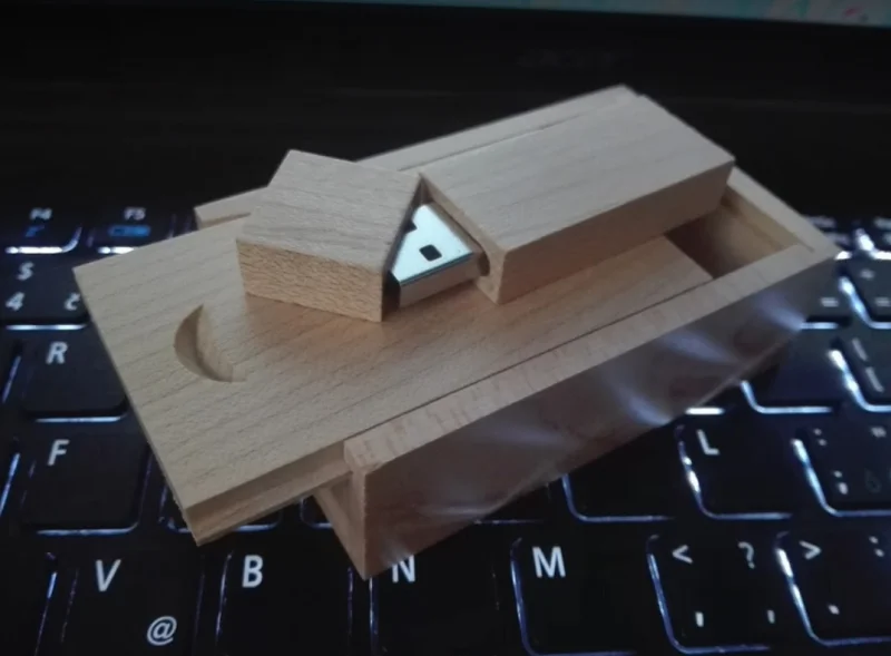 dřevěný flash disk s krabičkou
