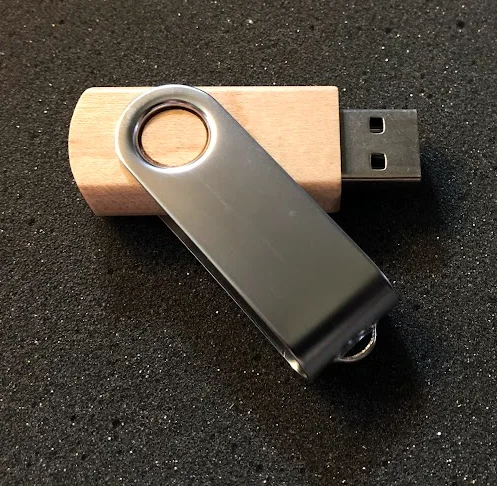 Dřevěný flash disk s otočnou kovovou krytkou