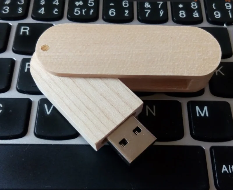 dřevěný reklamní flash disk s velkou plochou pro potisk