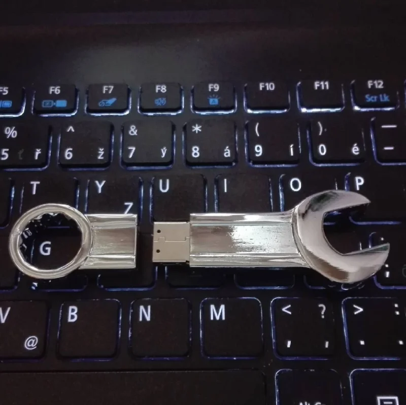kovový reklamní flash disk jako maticový klíč - Masivní kovový flash disk ve tvaru maticového klíče, vhodný pro logo laserem.