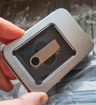 Krabička kovová malá na flešky