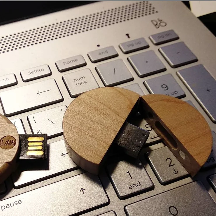 Kulatý dřevěný reklamní flash disk - V zavřeném stavu drží krytku USB magnety. Flešky pro reklamní potisk nebo logo l...