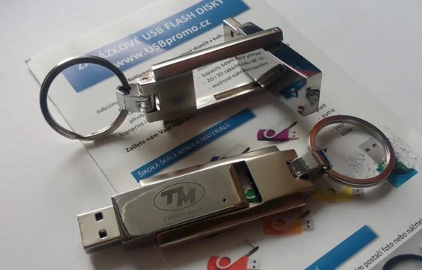Masivní kovový flashdisk +reklamní logo laserem - Ukázka laseru loga. Elegantní USB s otočnou kovovou konstrukcí a kroužkem pro za...