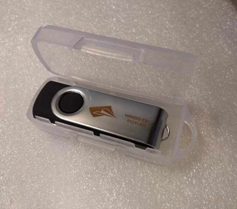 mini plastové krabičky pro reklamní USB - malé průhledné krabičky pro flash disky s otočnou kovovou krytkou